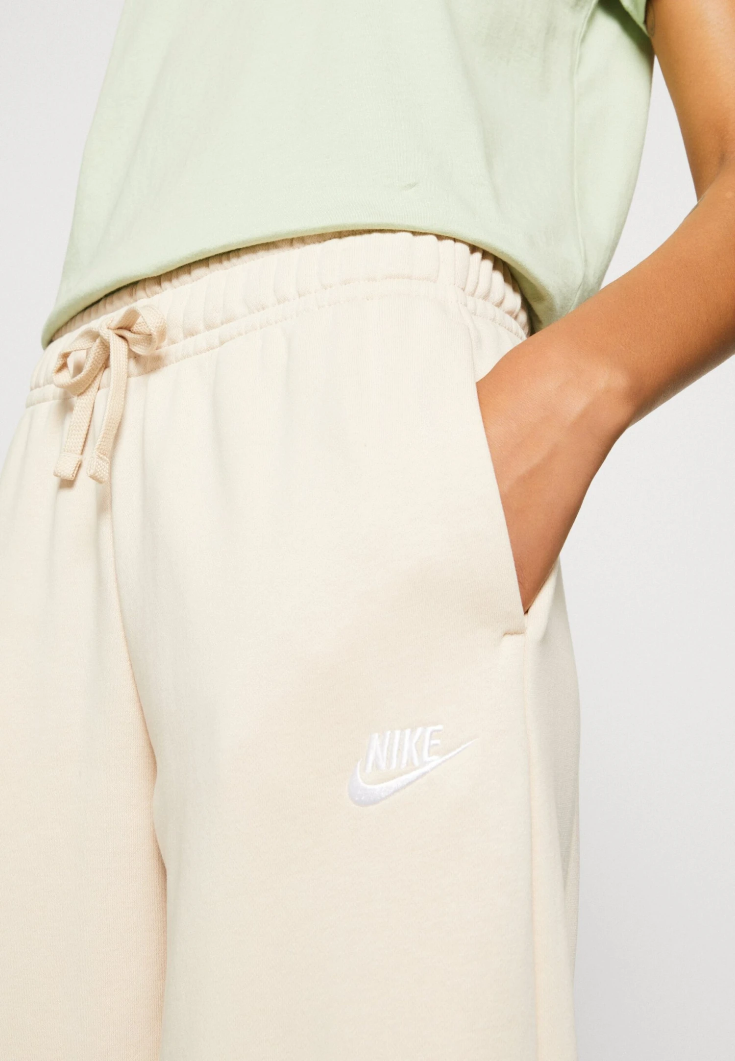 Nike Sportswear Club Pant WidePantaloni SportiviSanddrift/White Donna Pantaloni NI121A0MA-B11 6 Nike Sportswear Club Pant WidePantaloni SportiviSanddrift/White Donna Pantaloni NI121A0MA-B11 - immagine 6