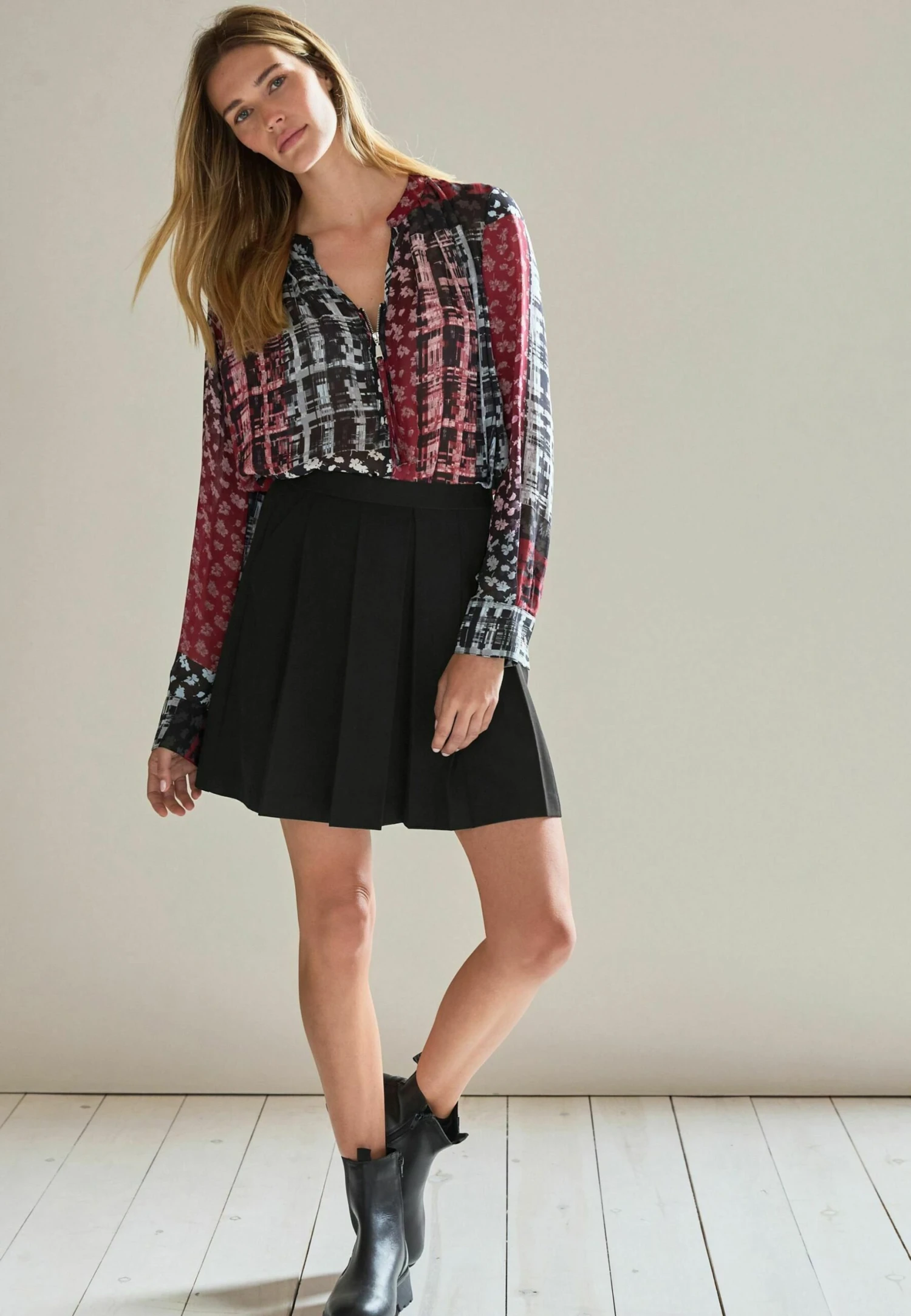 Next V-Neck Zip Detail CamicettaBlack Red Floral Check Donna Camicie E Bluse NX321E23A-Q11 1 Next V-Neck Zip Detail CamicettaBlack Red Floral Check Donna Camicie E Bluse NX321E23A-Q11