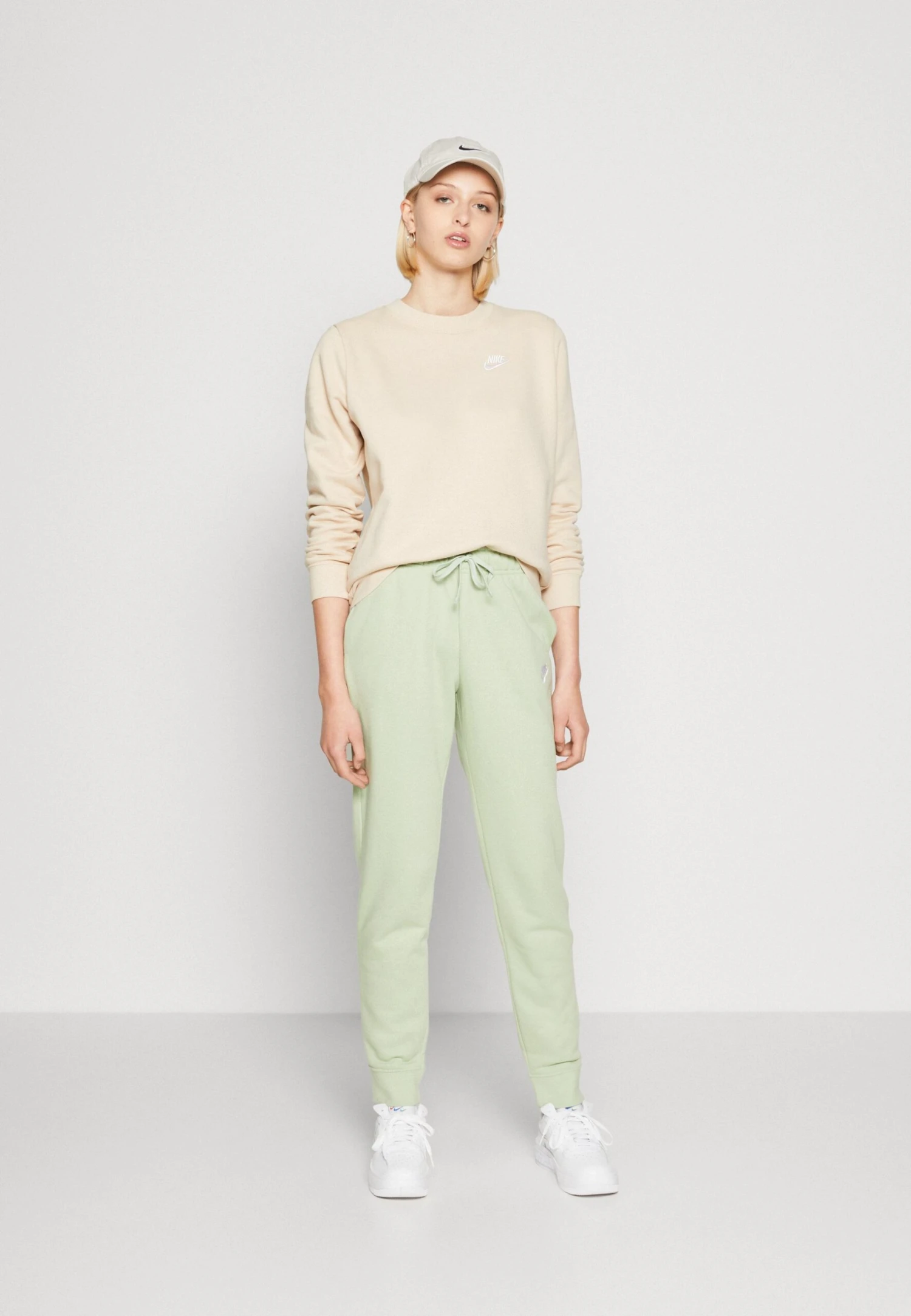 Nike Sportswear Club Pant Pantaloni SportiviHoneydew/White Donna Pantaloni NI121A0KF-M11 2 Nike Sportswear Club Pant Pantaloni SportiviHoneydew/White Donna Pantaloni NI121A0KF-M11 - immagine 2