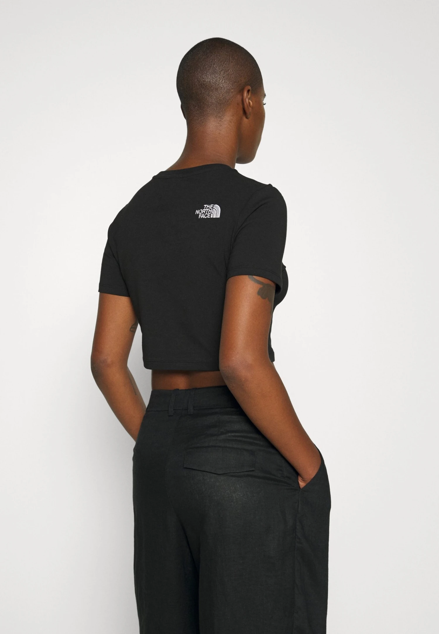 The North Face Crop TeeT-Shirt BasicBlack Donna T-shirt E Top TH321D01P-Q11 4 The North Face Crop TeeT-Shirt BasicBlack Donna T-shirt E Top TH321D01P-Q11 - immagine 4
