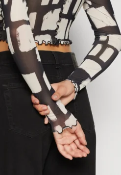 Monki Maglietta A Manica LungaBlack Dark Donna T-shirt E Top MOQ21D09G-Q14 -Vendite Next abe96c469e7d45029cb693f154420daf scaled