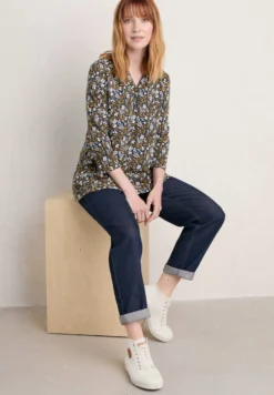 RissoCamicettaFolk Meadow Maritime Chalk Donna Camicie E Bluse SEZ21E055-T11 -Vendite Next ac4fc3c7273c4ac2897c721d1df0ffd6 scaled