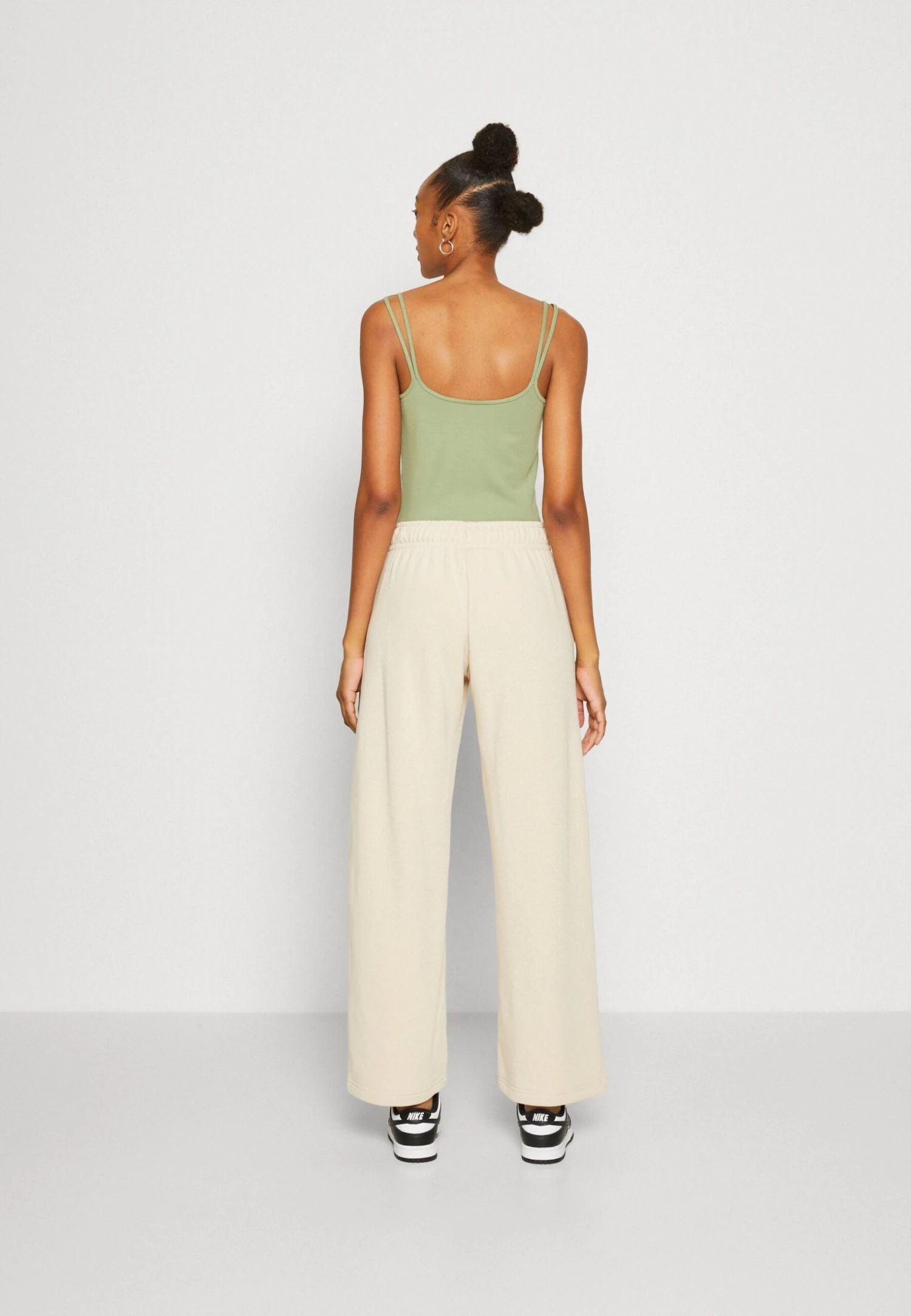 Nike Sportswear Bodysuit CamiTopOil Green/Black Donna T-shirt E Top NI121D0TH-M11 3 Nike Sportswear Bodysuit CamiTopOil Green/Black Donna T-shirt E Top NI121D0TH-M11 - immagine 3