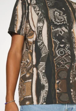 CARLO COLUCCI UnisexT-Shirt Con StampaBrown/Black/Offwhite Donna T-shirt E Top CAP21007W-Q11 15 CARLO COLUCCI UnisexT-Shirt Con StampaBrown/Black/Offwhite Donna T-shirt E Top CAP21007W-Q11 -Vendite Next b2d05822fe81493bbe5bd4db1f250fe8 scaled