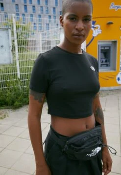 The North Face Crop TeeT-Shirt BasicBlack Donna T-shirt E Top TH321D01P-Q11 14 The North Face Crop TeeT-Shirt BasicBlack Donna T-shirt E Top TH321D01P-Q11 -Vendite Next b4c5dafa9f94418cac0bb1911b64a1ae