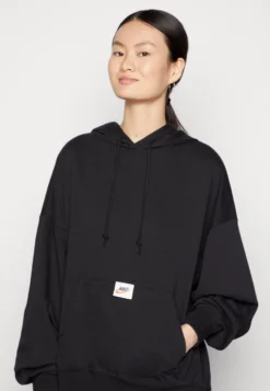 Nike Sportswear HoodieFelpa Con CappuccioBlack/White Donna Felpe NI121J0LR-Q11 9 Nike Sportswear HoodieFelpa Con CappuccioBlack/White Donna Felpe NI121J0LR-Q11 -Vendite Next b923f81de17c4390ab0a8430e97c57c8 scaled