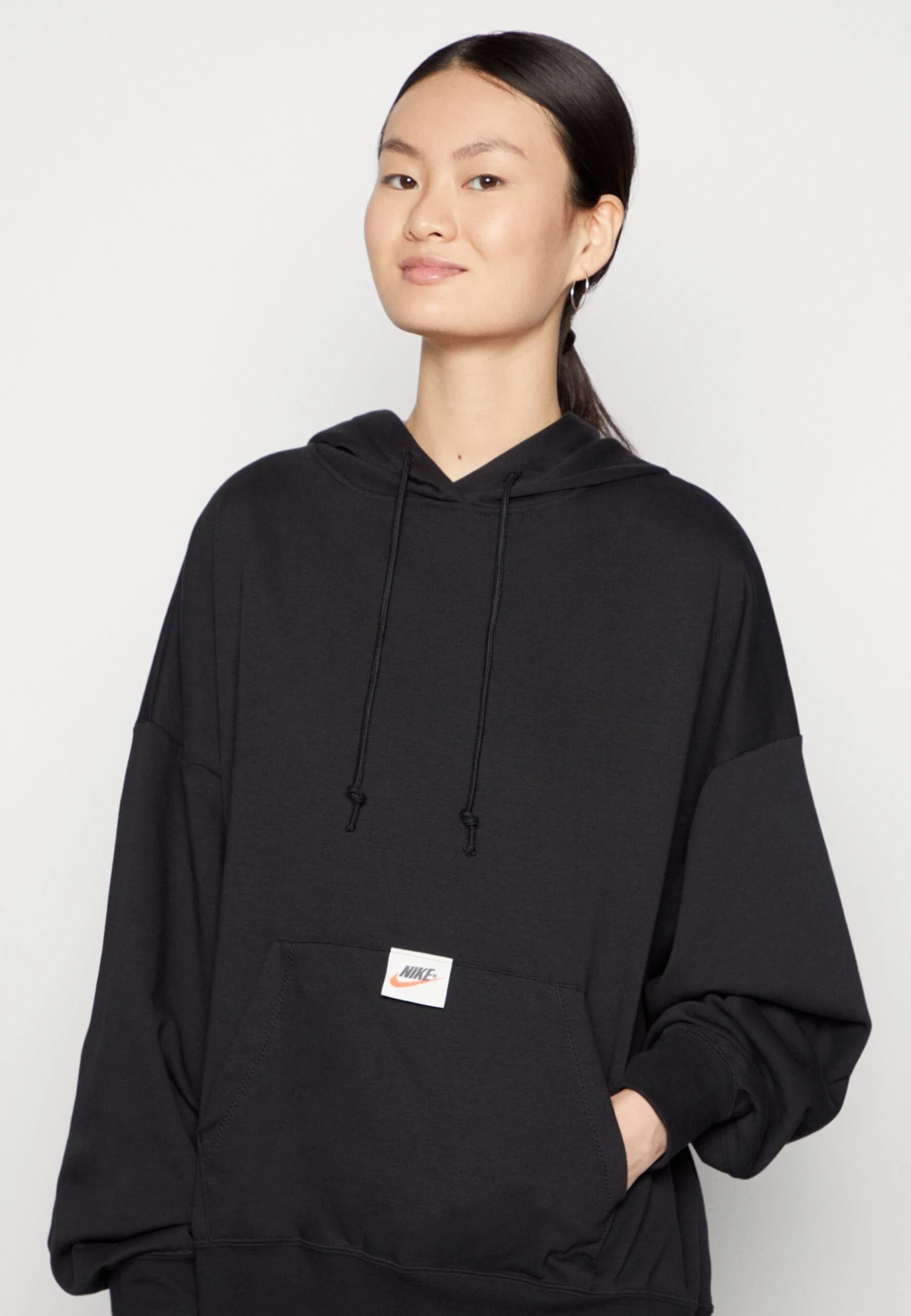 Nike Sportswear HoodieFelpa Con CappuccioBlack/White Donna Felpe NI121J0LR-Q11 4 Nike Sportswear HoodieFelpa Con CappuccioBlack/White Donna Felpe NI121J0LR-Q11 - immagine 4