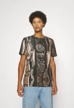 CARLO COLUCCI UnisexT-Shirt Con StampaBrown/Black/Offwhite Donna T-shirt E Top CAP21007W-Q11 10 CARLO COLUCCI UnisexT-Shirt Con StampaBrown/Black/Offwhite Donna T-shirt E Top CAP21007W-Q11 -Vendite Next ba9ddd2bc6cc46f6a35f51f3434fed90 scaled