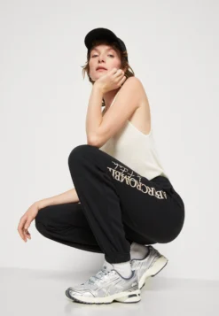 Abercrombie & Fitch Long Life Logo SundayPantaloni SportiviBlack Beauty Donna Pantaloni A0F21A042-Q11 -Vendite Next badab90f8d2f49b69456fb482dc9436e scaled