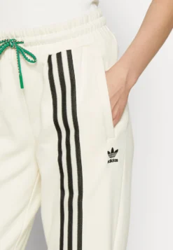 Adidas Originals Adicolor 70S PantsPantaloni SportiviWhite Donna Pantaloni AD121A1EV-A11 -Vendite Next bb425d0d85f2483da57ac04d2c433217 scaled