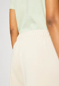 Nike Sportswear Club Pant WidePantaloni SportiviSanddrift/White Donna Pantaloni NI121A0MA-B11 -Vendite Next bd8acf9f362746219b647b8c8270d86d scaled