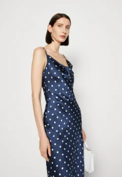 Guess AkilinaVestito EstivoBlue Donna Vestiti GU121C1B9-K13 -Vendite Next bea6ec04bafb478898466c031c9ed615 scaled