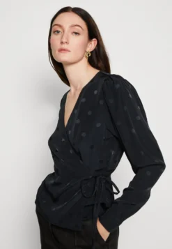 Selected Femme Slfludwika Maglietta A Manica LungaBlack Donna T-shirt E Top SE521E0UZ-Q11 -Vendite Next c566c129828e457e99b4e120983c5c27 scaled