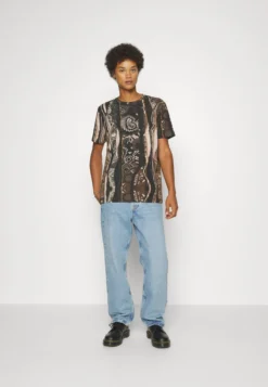 CARLO COLUCCI UnisexT-Shirt Con StampaBrown/Black/Offwhite Donna T-shirt E Top CAP21007W-Q11 12 CARLO COLUCCI UnisexT-Shirt Con StampaBrown/Black/Offwhite Donna T-shirt E Top CAP21007W-Q11 -Vendite Next c957a0f121054b9a8c181dde38081c8e scaled