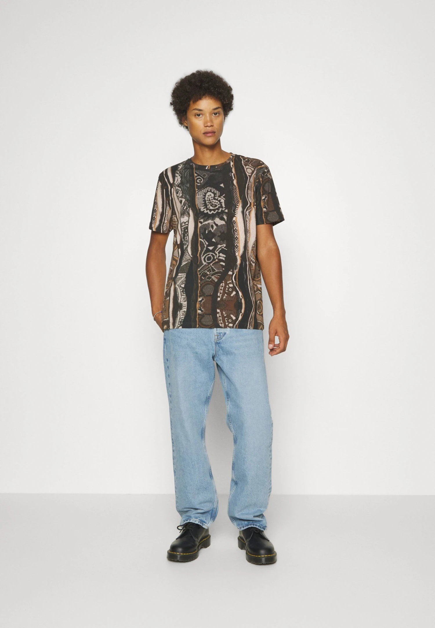 CARLO COLUCCI UnisexT-Shirt Con StampaBrown/Black/Offwhite Donna T-shirt E Top CAP21007W-Q11 5 CARLO COLUCCI UnisexT-Shirt Con StampaBrown/Black/Offwhite Donna T-shirt E Top CAP21007W-Q11 - immagine 5