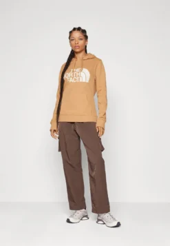 The North Face Standard HoodieFelpa Con CappuccioAlmond Butter/Gardenia White Donna Felpe TH321J00J-B11 -Vendite Next c9e5afa46afc4ac089ade9add60eff2b scaled