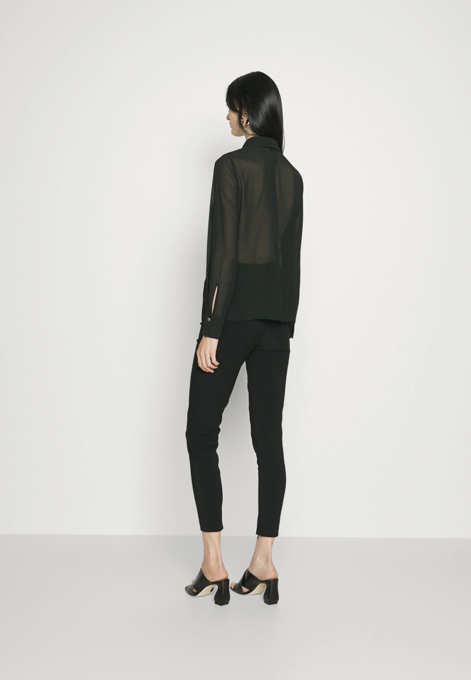 Elisabetta Franchi Womens BlouseCamicettaNero Donna Camicie E Bluse EF121E08Q-Q11 3 Elisabetta Franchi Womens BlouseCamicettaNero Donna Camicie E Bluse EF121E08Q-Q11 - immagine 3