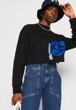 Karl Lagerfeld Jeans Cropped MonogramFelpaBlack Donna Felpe K3W21J00F-Q11 -Vendite Next ce1b171158ae4ea78e42d3c8951bda4b scaled