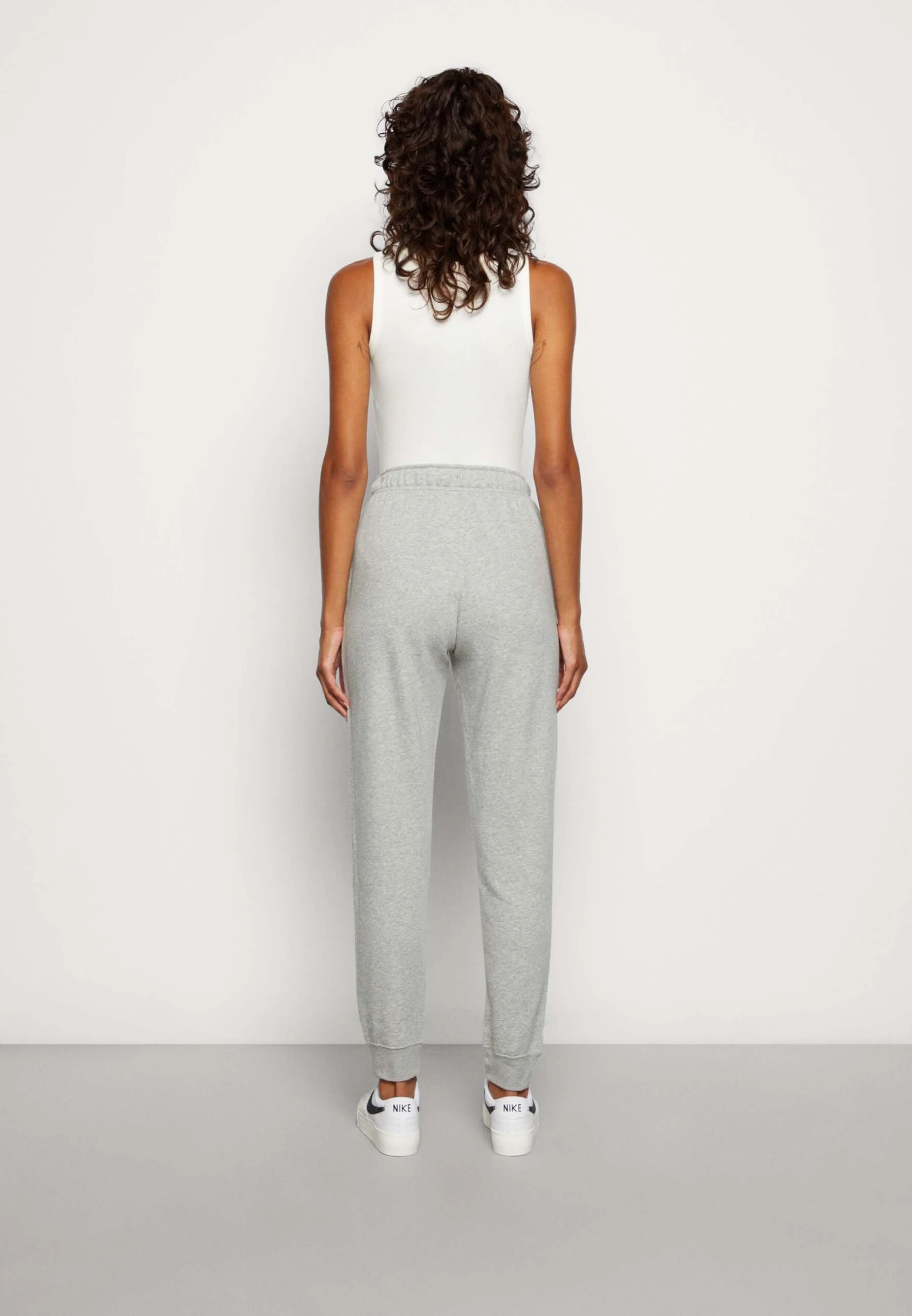 Nike Sportswear Club Pant Pantaloni SportiviGrey Heather/White Donna Pantaloni NI121A0KF-C11 3 Nike Sportswear Club Pant Pantaloni SportiviGrey Heather/White Donna Pantaloni NI121A0KF-C11 - immagine 3