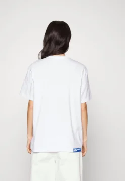 Karl Lagerfeld Jeans Regular Logo TeeT-Shirt Con StampaWhite Donna T-shirt E Top K3W21D00B-A11 8 Karl Lagerfeld Jeans Regular Logo TeeT-Shirt Con StampaWhite Donna T-shirt E Top K3W21D00B-A11 -Vendite Next d21dfa87602f46e2b5695c19df1374f4 scaled