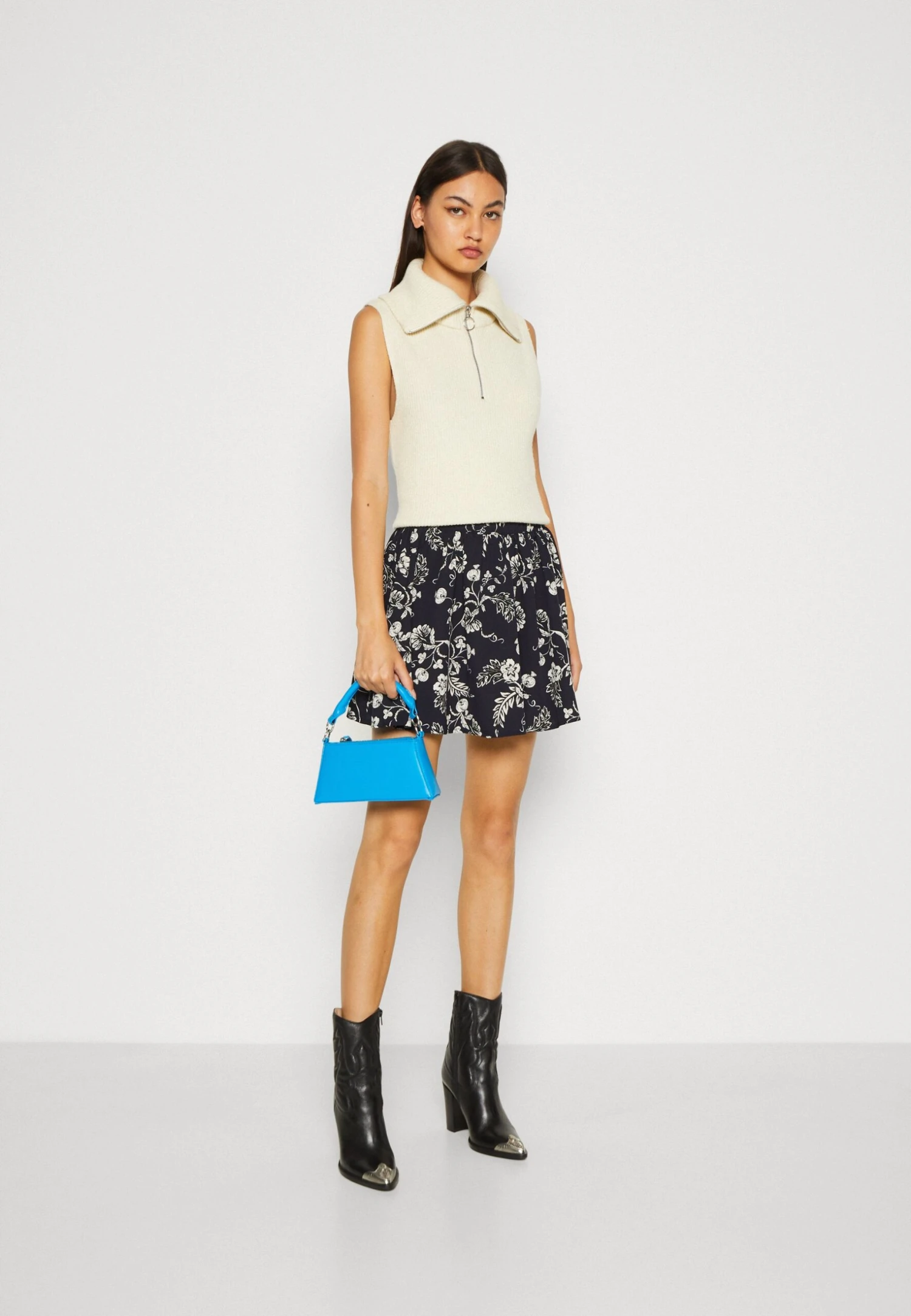 Vila Vidaisy Short SkirtGonna A CampanaNavy/White Donna Gonne V1021B102-K11 2 Vila Vidaisy Short SkirtGonna A CampanaNavy/White Donna Gonne V1021B102-K11 - immagine 2