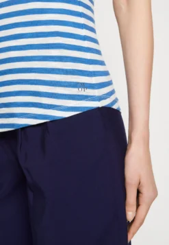 Marc O'Polo Short Sleeve V NeckT-Shirt Con StampaMulti/Summer Sky Donna T-shirt E Top MA321D1F7-K11 -Vendite Next d5dffc3fc4bb4704804c02881d8379a3 scaled