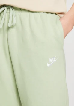 Nike Sportswear Club Pant Pantaloni SportiviHoneydew/White Donna Pantaloni NI121A0KF-M11 -Vendite Next d80564b71e3844f4b96adb0c47656f88 scaled
