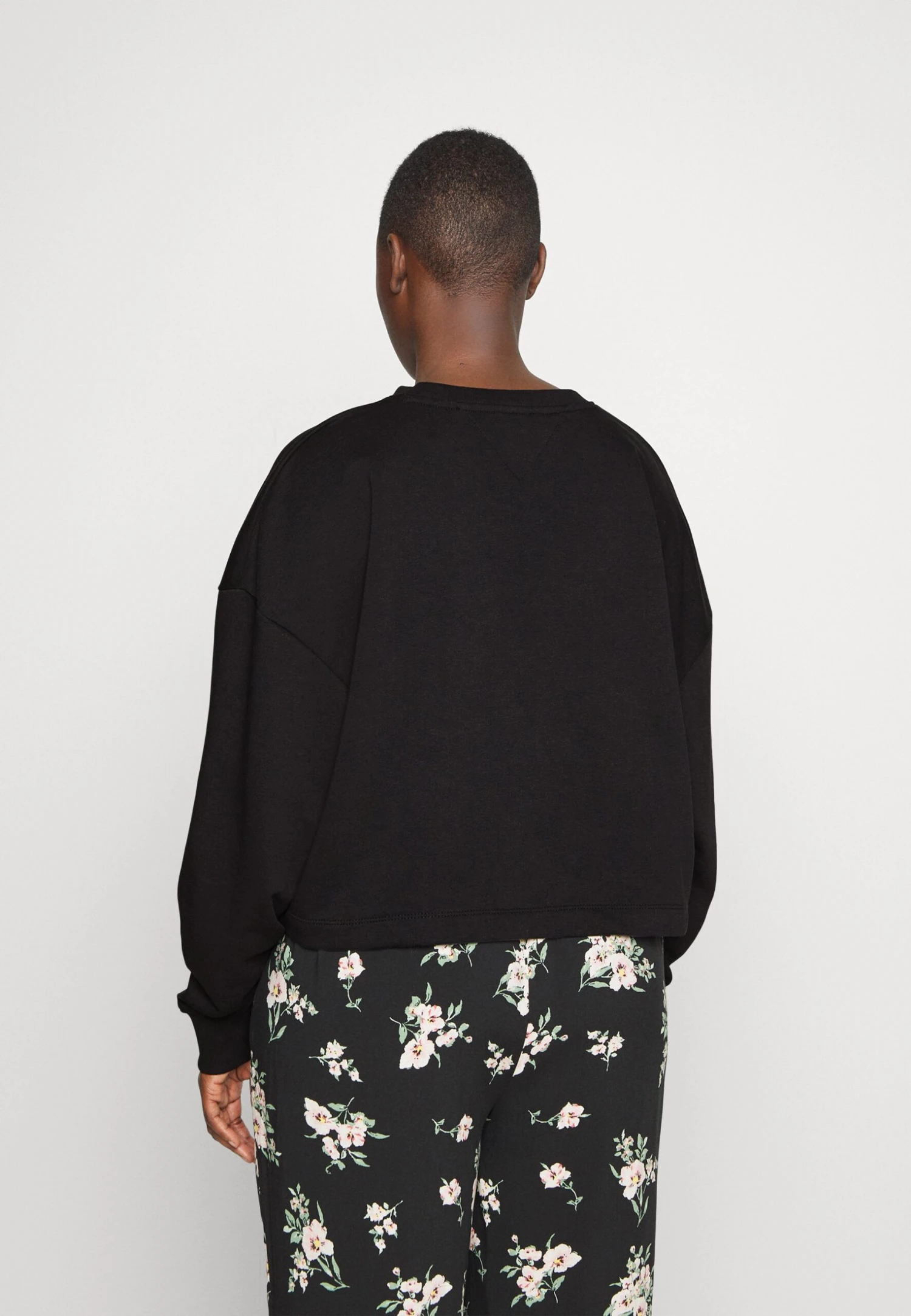 Tommy Jeans Curve Essential Logo CrewFelpaBlack Donna Felpe T2C21J00Z-Q11 3 Tommy Jeans Curve Essential Logo CrewFelpaBlack Donna Felpe T2C21J00Z-Q11 - immagine 3