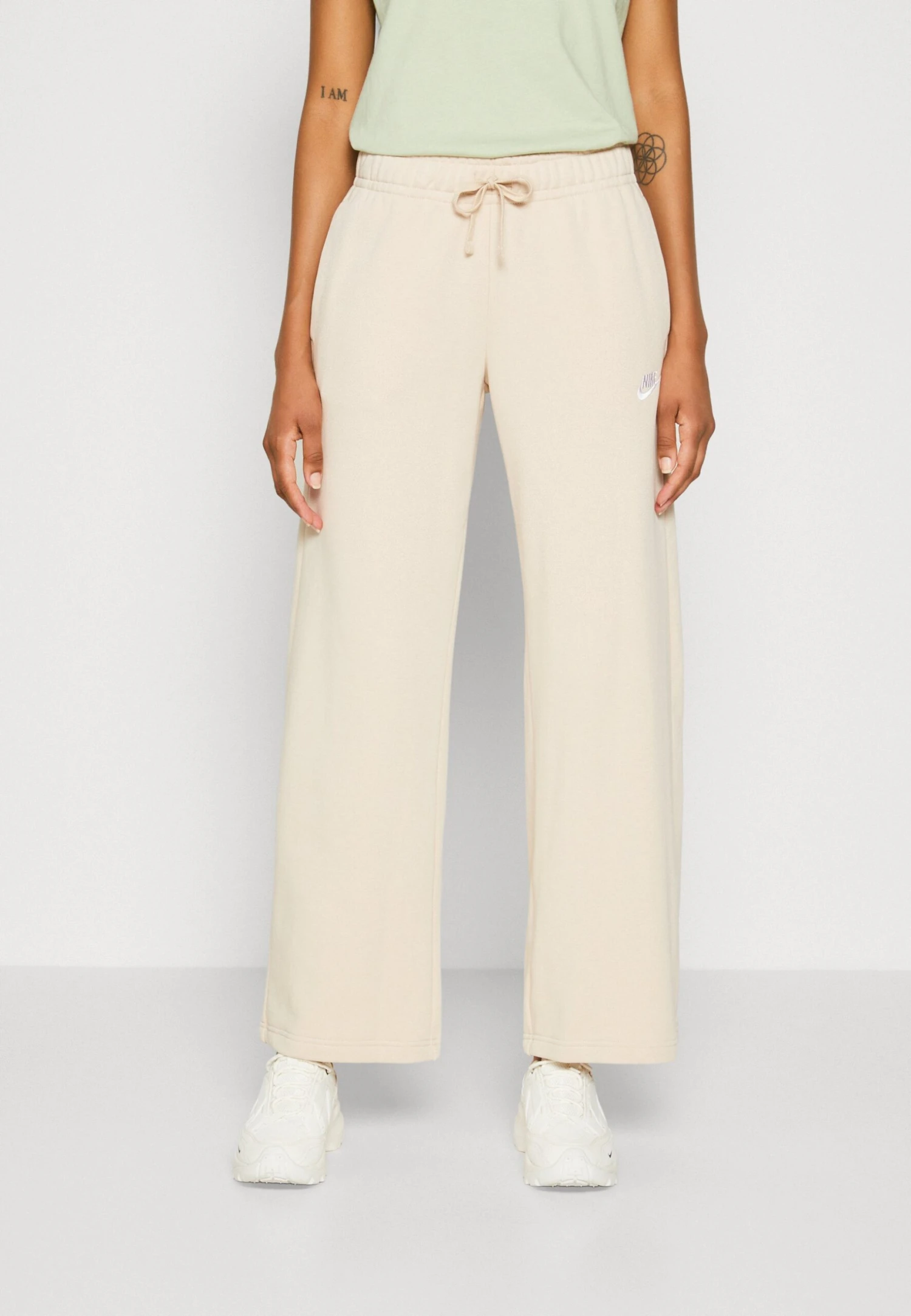 Nike Sportswear Club Pant WidePantaloni SportiviSanddrift/White Donna Pantaloni NI121A0MA-B11 1 Nike Sportswear Club Pant WidePantaloni SportiviSanddrift/White Donna Pantaloni NI121A0MA-B11