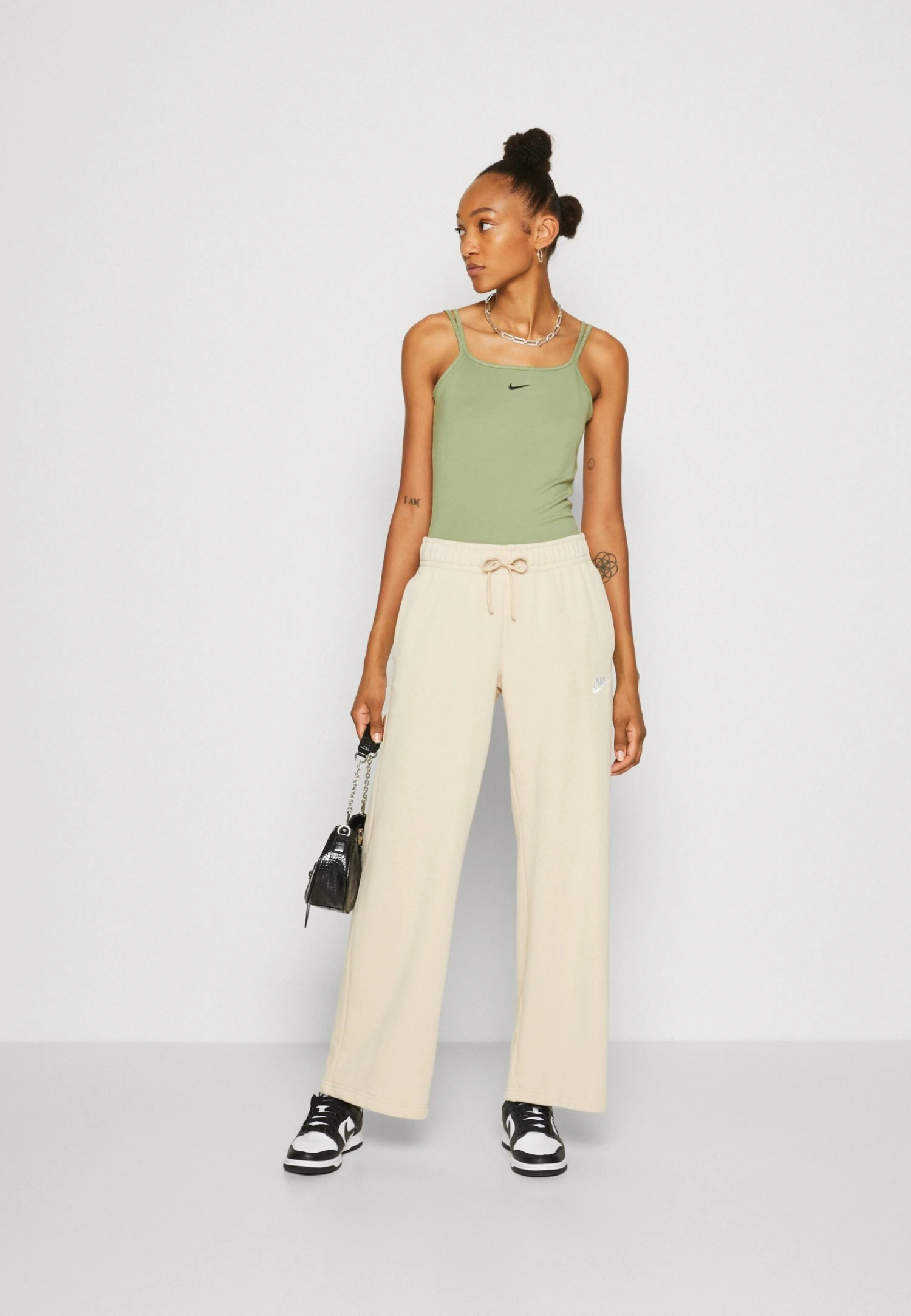 Nike Sportswear Bodysuit CamiTopOil Green/Black Donna T-shirt E Top NI121D0TH-M11 2 Nike Sportswear Bodysuit CamiTopOil Green/Black Donna T-shirt E Top NI121D0TH-M11 - immagine 2