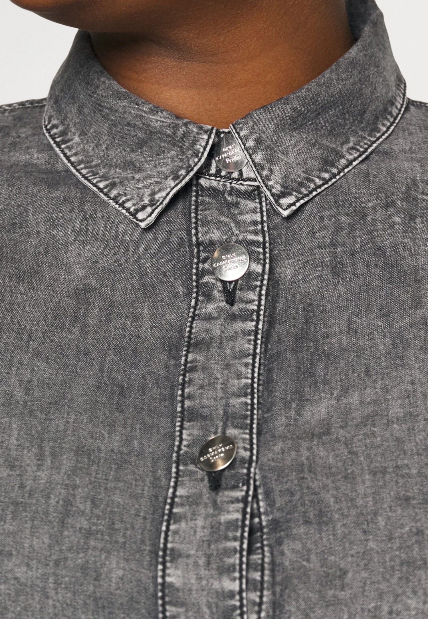 ONLY CARMAKOMA Carlea LifeCamiciaBlack Denim Donna Camicie E Bluse ONA21E0IZ-Q11 5 ONLY CARMAKOMA Carlea LifeCamiciaBlack Denim Donna Camicie E Bluse ONA21E0IZ-Q11 - immagine 5