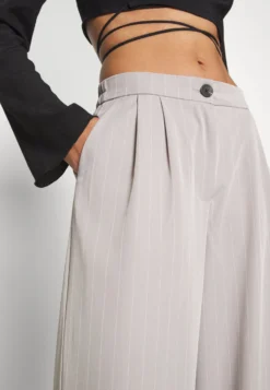 Noisy May Nmvera Wide Leg Pant PantaloniGrey Donna Pantaloni NM321A0DM-C11 15 Noisy May Nmvera Wide Leg Pant PantaloniGrey Donna Pantaloni NM321A0DM-C11 -Vendite Next e304b3b61fcf484fa8320e98fc263287 scaled