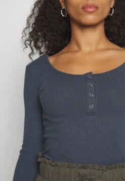 Pieces Petite PckitteMaglietta A Manica LungaOmbre Blue Donna T-shirt E Top PIT21D00K-K12 11 Pieces Petite PckitteMaglietta A Manica LungaOmbre Blue Donna T-shirt E Top PIT21D00K-K12 -Vendite Next e38fb18cfe8043e9945cfcc2a42076ec