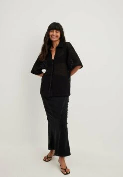 NA-KD Dieses Hat Einen Oversize-Schnitt Und Ein Es Hat Einen Klassischen Kragen Kurze Ärmel Und Einen Knopfverschluss Auf Der Vorderseite - Camicia - Black