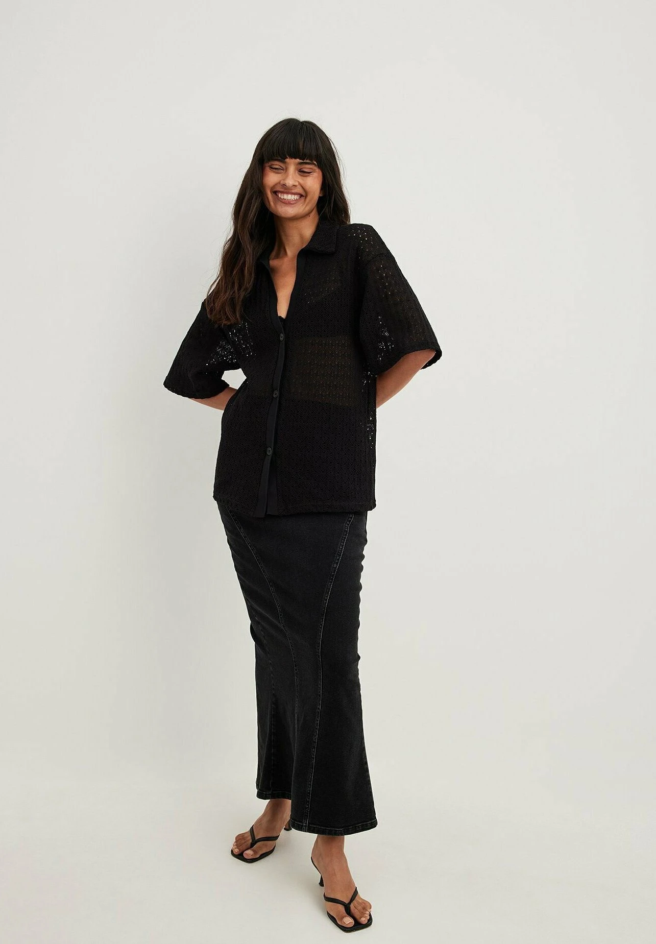 NA-KD Dieses Hat Einen Oversize-Schnitt Und Ein Es Hat Einen Klassischen Kragen Kurze Ärmel Und Einen Knopfverschluss Auf Der Vorderseite - Camicia - Black 1 NA-KD Dieses Hat Einen Oversize-Schnitt Und Ein Es Hat Einen Klassischen Kragen Kurze Ärmel Und Einen Knopfverschluss Auf Der Vorderseite - Camicia - Black