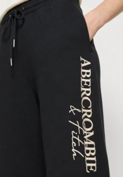 Abercrombie & Fitch Long Life Logo SundayPantaloni SportiviBlack Beauty Donna Pantaloni A0F21A042-Q11 -Vendite Next eacea58dad6e40289a2b4098ddef74a2 scaled