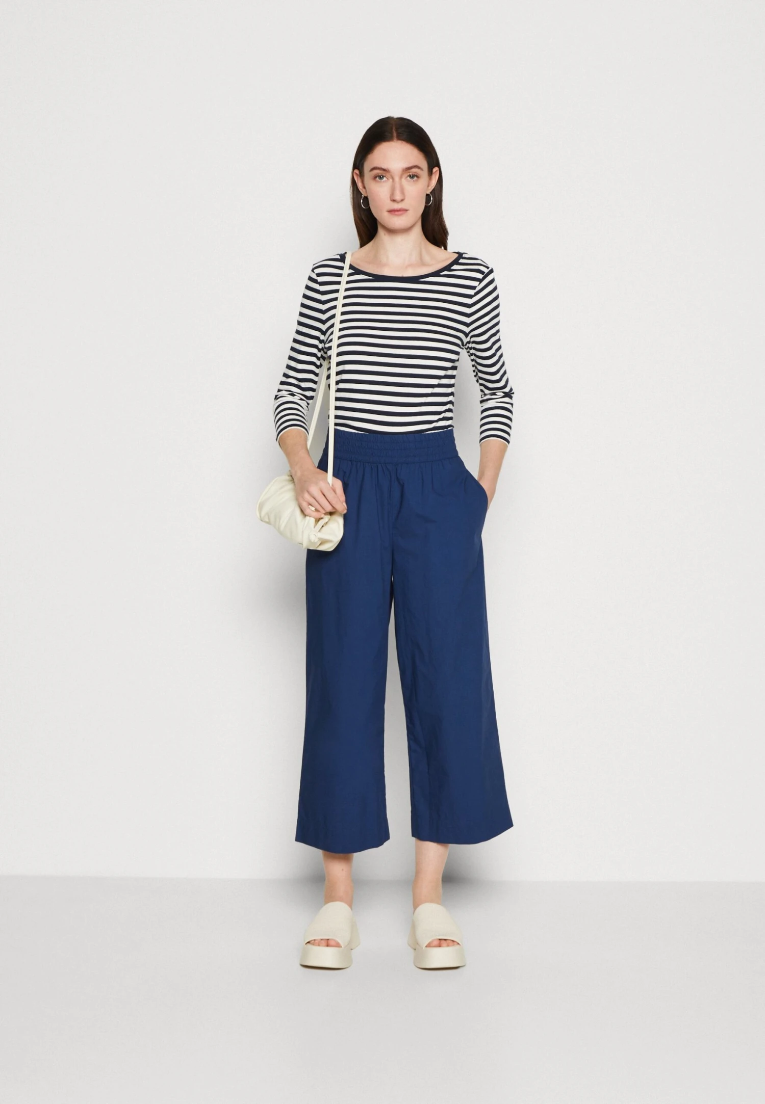 Marc O'Polo DENIM Culottes Elastic Waist Seam Pockets Solid ColPantaloniAdmiral Donna Pantaloni OP521A03V-K11 2 Marc O'Polo DENIM Culottes Elastic Waist Seam Pockets Solid ColPantaloniAdmiral Donna Pantaloni OP521A03V-K11 - immagine 2