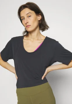 Athleta Essence Explore Crop TeeT-Shirt BasicBlack Donna T-shirt E Top ATI41D036-Q11 9 Athleta Essence Explore Crop TeeT-Shirt BasicBlack Donna T-shirt E Top ATI41D036-Q11 -Vendite Next ef1c9975f6bd4e8497939c16fc5cf490 scaled