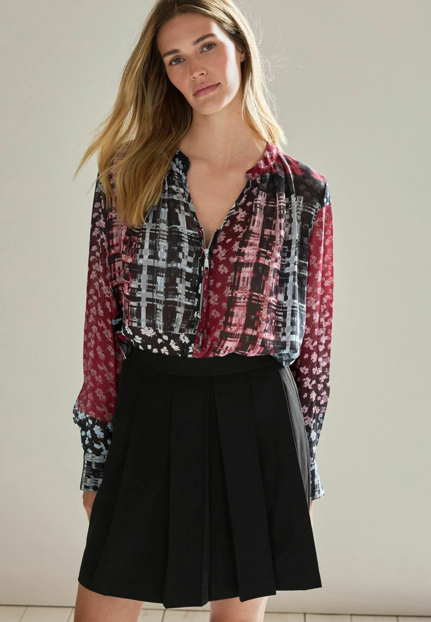 Next V-Neck Zip Detail CamicettaBlack Red Floral Check Donna Camicie E Bluse NX321E23A-Q11 2 Next V-Neck Zip Detail CamicettaBlack Red Floral Check Donna Camicie E Bluse NX321E23A-Q11 - immagine 2