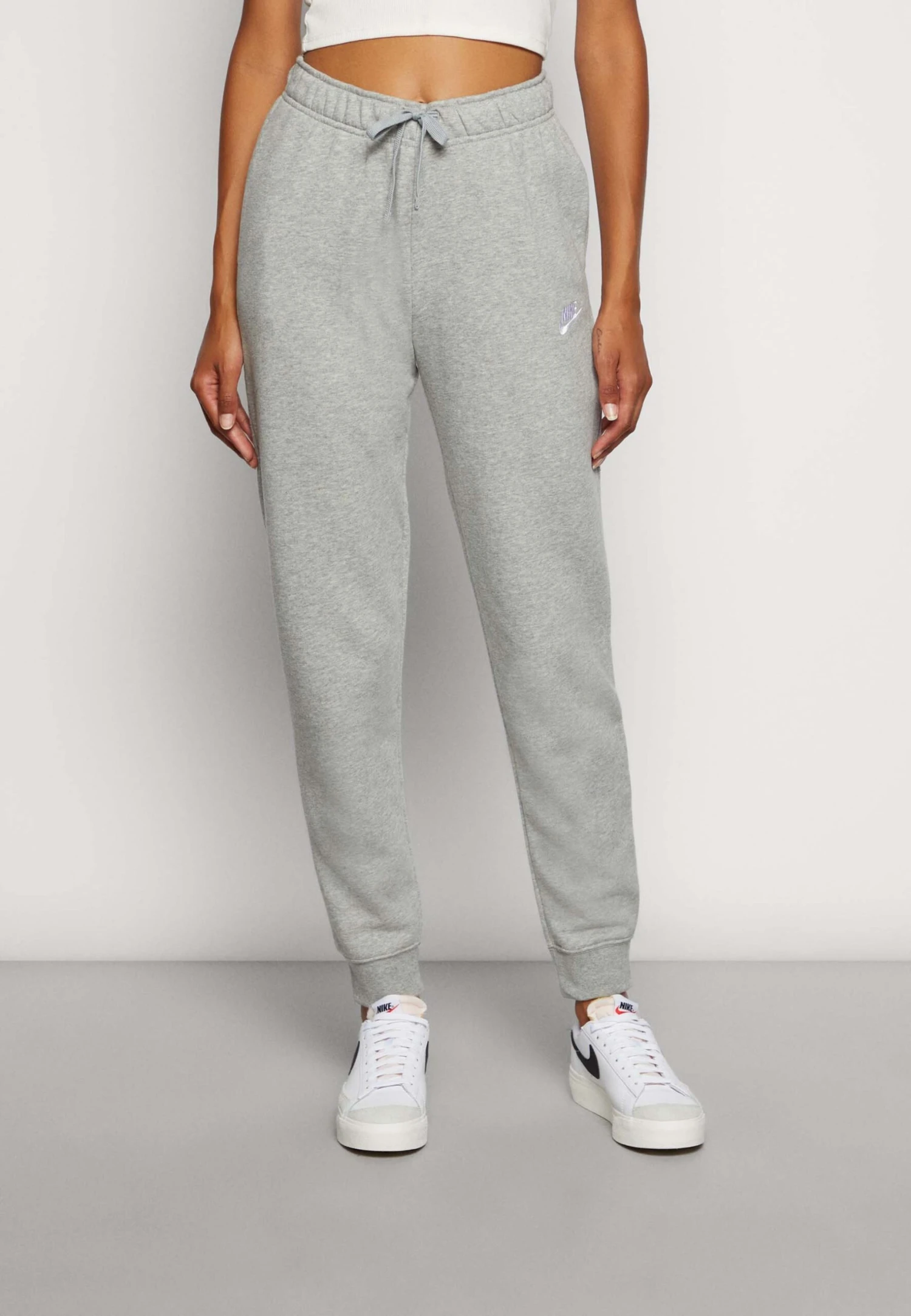 Nike Sportswear Club Pant Pantaloni SportiviGrey Heather/White Donna Pantaloni NI121A0KF-C11 1 Nike Sportswear Club Pant Pantaloni SportiviGrey Heather/White Donna Pantaloni NI121A0KF-C11