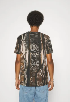 CARLO COLUCCI UnisexT-Shirt Con StampaBrown/Black/Offwhite Donna T-shirt E Top CAP21007W-Q11 11 CARLO COLUCCI UnisexT-Shirt Con StampaBrown/Black/Offwhite Donna T-shirt E Top CAP21007W-Q11 -Vendite Next fda9b01086be4912971f6ed120e7f079 scaled